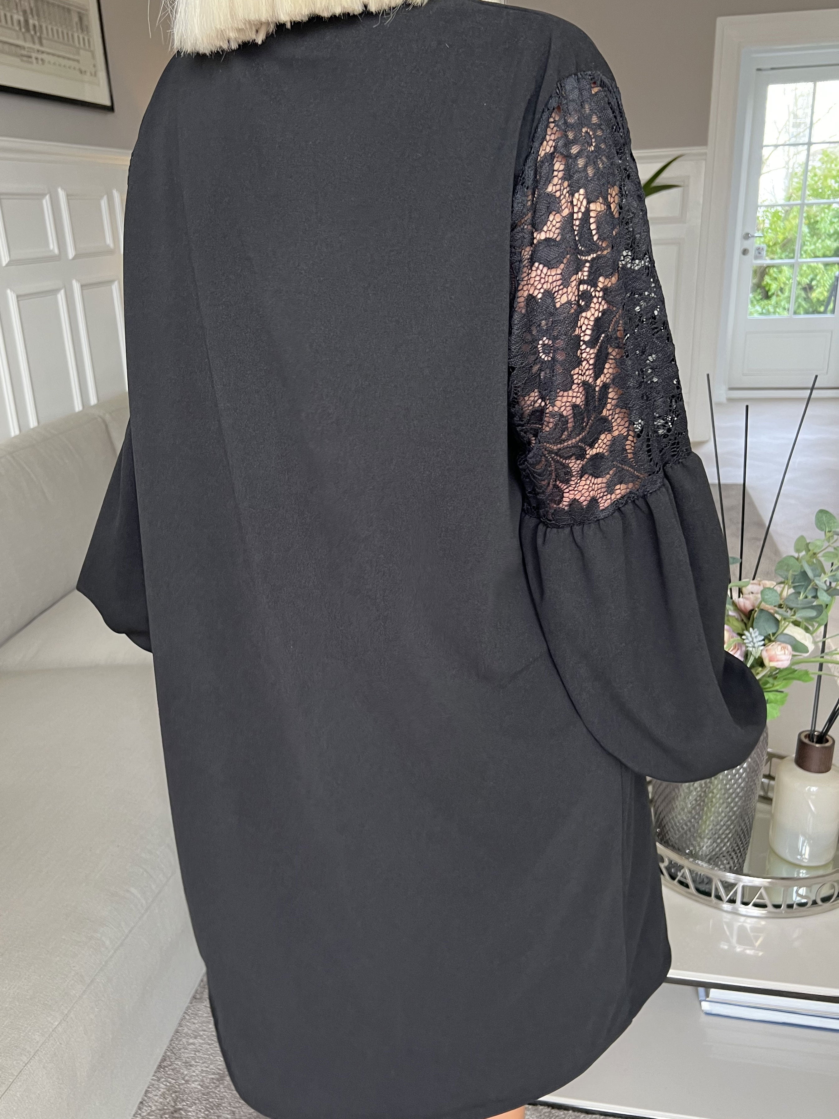 Carmen - Plain kjole med smuk blonderyg og ærmer